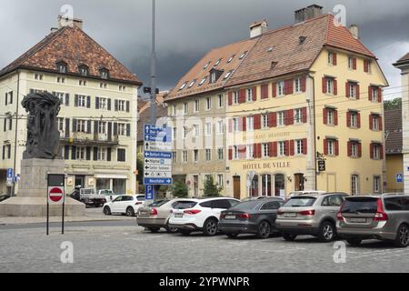 La città di la-Chaux-de-Fonds, in Svizzera, è famosa per la sua struttura a scacchi, derivante dall'industria dell'orologio. Quadrato con tipico arco Foto Stock