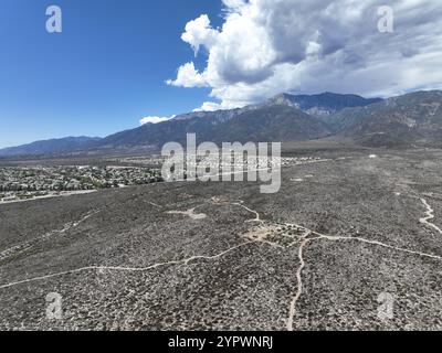Vista aerea di Rancho Cucamonga, situata a sud delle colline pedemontane delle San Gabriel Mountains e della Angeles National Forest nella contea di San Bernardino, California Foto Stock