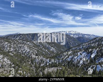 Vista aerea sul lago Big Bear e sulla foresta nazionale di San Bernardino con Now, California del Sud, Stati Uniti, Nord America Foto Stock