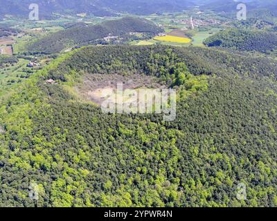 Il vulcano Santa Margarida è un vulcano estinto situato nella comarca di Garrotxa, Catalogna, Spagna. Il vulcano ha un perimetro di 2 km e un'altezza di 68 Foto Stock