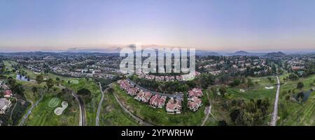 Vista panoramica aerea del campo da golf nel quartiere residenziale di lusso durante il tramonto, Rancho Bernardo, San Diego County, California. STATI UNITI Foto Stock