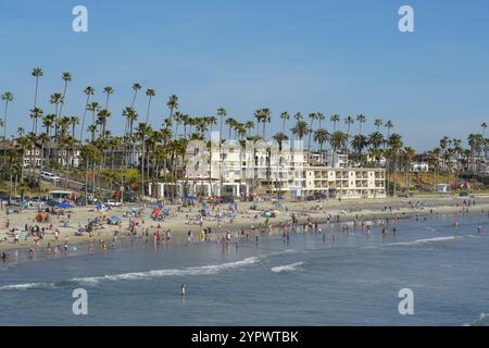 Persone sulla spiaggia che si godono una splendida giornata estiva sulla spiaggia Oceanside a San Diego, California Foto Stock