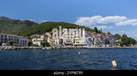 Moscenicka Draga, Croazia, 11 agosto 2022: Villaggio di Moscenicka draga in estate. Istria. Mare Adriatico. Baia del Quarnero. Croazia, Europa Foto Stock