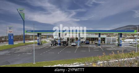 Caradice, Slovacchia, 25 dicembre 2023: Stazione di servizio OMV. Stazione di servizio. OMV è una multinazionale austriaca integrata nel settore petrolchimico, del gas e del petrolio Foto Stock