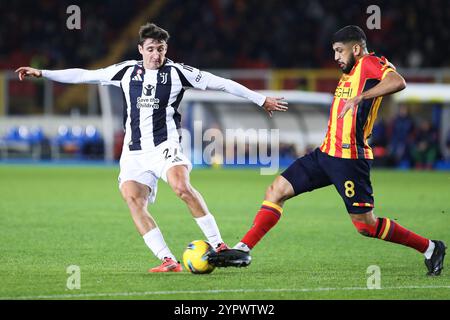 Lecce, Italia. 1 dicembre 2024. Andrea Cambiaso della Juventus FC e Hamza Rafia della US Lecce competono per il pallone durante la partita tra US Lecce e Juventus FC allo stadio Ettore Giardiniero - via del Mare di Lecce (Italia), dic 1°, 2024. Crediti: Insidefoto di andrea staccioli/Alamy Live News Foto Stock