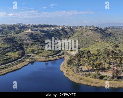 Veduta aerea del lago artificiale Miramar nella comunità Scripps Miramar Ranch, San Diego, California. Miramar lago, attività popolari sito di ricreazione Foto Stock