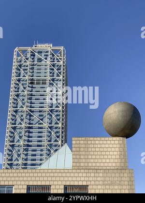 Moderno grattacielo contro il cielo blu a Barcellona, Spagna. 20 giugno 2020 Foto Stock