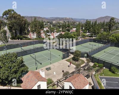 Vista aerea del campo da tennis nella comunità di quartiere di classe media a Rancho Bernardo, California del Sud, Stati Uniti. 22 agosto 2020 Foto Stock