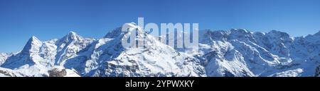 Le famose montagne svizzere Jungfrau, Moench ed Eiger, alla luce del giorno, dalla regione sciistica di Muerren, Schilthorn Foto Stock