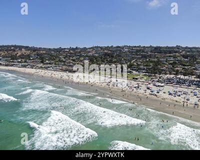 Vista aerea della baia di la Jolla con belle onde e turisti che si godono la spiaggia e la giornata estiva. La Jolla, San Diego, California, Stati Uniti. Spiaggia con paci Foto Stock