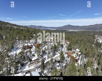 Vista aerea sul Big Bear Lake Village durante la stagione invernale, California del Sud, Stati Uniti, Nord America Foto Stock