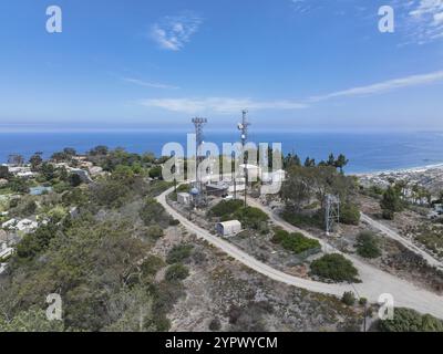 Ingegnere con attrezzature di sicurezza sulla torre alta per la manutenzione delle comunicazioni di telecomunicazione. San Diego, California del Sud, Stati Uniti. Settembre 21st, 2022 Foto Stock