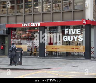 Londra, Regno Unito, 24 marzo 2024 : cinque ragazzi fast food a Londra. Cinque tizi firmano Foto Stock