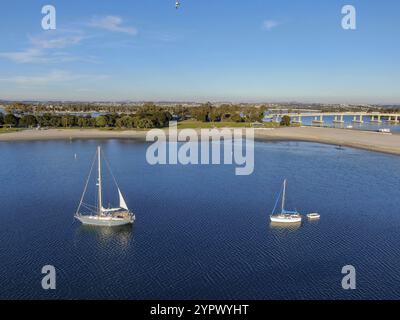 Vista aerea di piccole barche a vela nella Mission Bay di San Diego, California, Stati Uniti. Piccoli yacht a vela ancorati nella baia. 22 marzo 2020 Foto Stock