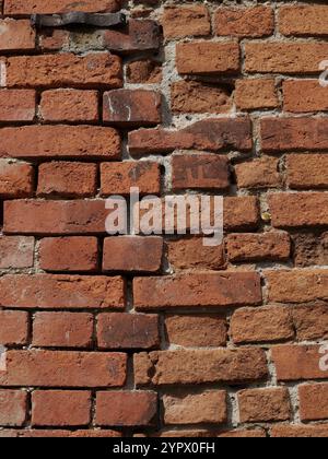 Vecchio muro in mattoni, struttura di fondo a trama, fondo in mattoni rustici Foto Stock