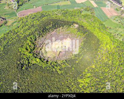 Il vulcano Santa Margarida è un vulcano estinto situato nella comarca di Garrotxa, Catalogna, Spagna. Il vulcano ha un perimetro di 2 km e un'altezza di 68 Foto Stock