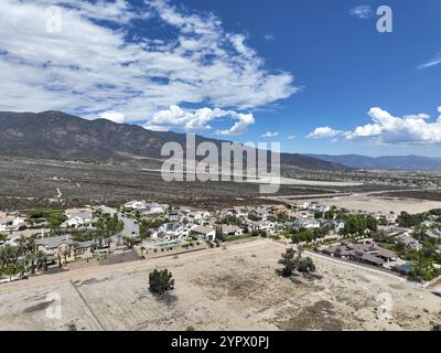 Vista aerea di Rancho Cucamonga, situata a sud delle colline pedemontane delle San Gabriel Mountains e della Angeles National Forest nella contea di San Bernardino, California Foto Stock