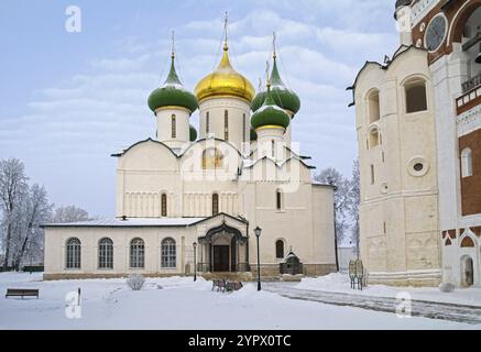 Cattedrale della Trasfigurazione nel Monastero Salvatore di Sant'Eutimio a Suzdal, Russia. Cloud Day di dicembre Foto Stock