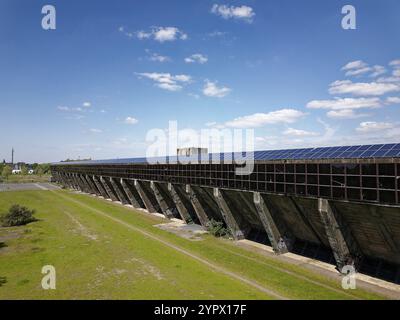 Pannelli solari su un ex bunker di minerali e carbone a Gelsenkirchen, Renania settentrionale-Vestfalia. Il bunker apparteneva al Foto Stock