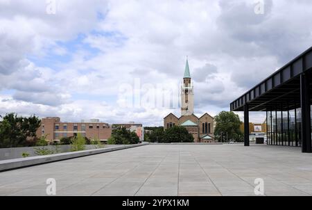 Berlino, Germania, 30 maggio 2022, vista dalla terrazza della Neue Nationalgalerie alla chiesa di San Matteo a Tiergarten, in Europa Foto Stock