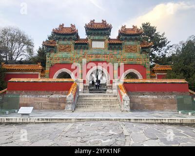 Porta all'interno del tempio buddista Putuo Zongcheng, uno degli otto templi esterni di Chengde, costruito tra il 1767 e il 1771 e modellato sul modello del Potala P. Foto Stock