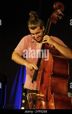 Miquel Angel Rigo concerto jazz, Joan Garcias, (contrabbasso), A Jazz De Mar. Porto Colom, Maiorca, spagna Foto Stock