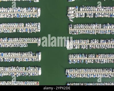 Vista aerea dall'alto di barche e yacht nel porticciolo. Marina Lot con yacht, barche a vela e motoscafi ormeggiati al molo Foto Stock