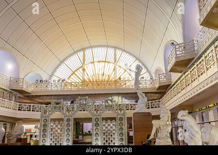 ROUBAIX, FRANCIA, 14 GIUGNO 2024 : interni decori Art Deco e sculture della piscina olimpica la piscine, costruita nel 1927 dall'arco di Lille Foto Stock