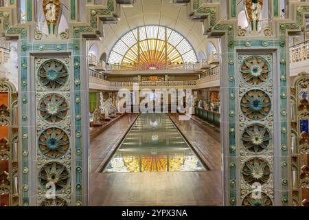 ROUBAIX, FRANCIA, 14 GIUGNO 2024 : interni decori Art Deco e sculture della piscina olimpica la piscine, costruita nel 1927 dall'arco di Lille Foto Stock