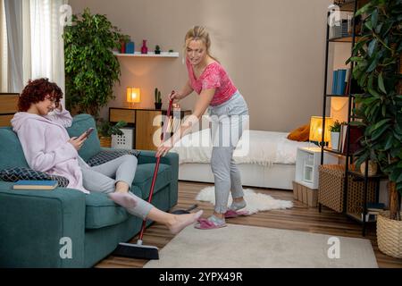 Momenti di pulizia della casa alla scoperta della gioia dell'amicizia e della condivisione del lavoro domestico con gli altri Foto Stock