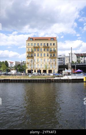 Berlino, Germania, 5 luglio 2022, vista sul fiume Sprea verso un unico vecchio edificio a Schiffbauerdamm, Europa Foto Stock