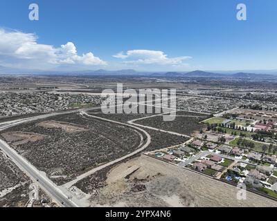 Vista aerea di Rancho Cucamonga, situata a sud delle colline pedemontane delle San Gabriel Mountains e della Angeles National Forest nella contea di San Bernardino, California Foto Stock