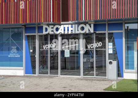 Nitra, Slovacchia, 24 febbraio 2024: Ingresso al negozio sportivo Decathlon. Decathlon è il più grande rivenditore di articoli sportivi al mondo, l'Europa Foto Stock