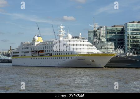 Londra, Regno Unito, 7 maggio 2023: Nave da crociera MS HAMBURG ormeggiata sul Tamigi a Londra. La sig.ra Hamburg è una nave da crociera di lusso ed è ora gestita da Plant Foto Stock