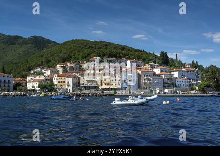 Moscenicka Draga, Croazia, 11 agosto 2022: Villaggio di Moscenicka draga in estate. Istria. Mare Adriatico. Baia del Quarnero. Croazia, Europa Foto Stock