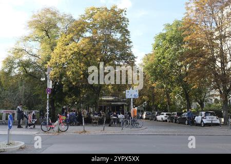 Germania, 4 ottobre 2022, scena autunnale di strada con chiosco e Street cafè al Paul-Lincke-Ufer a kreuzberg, Europa Foto Stock