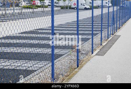 Recinzione a rete metallica in acciaio blu intorno all'area protetta. Protezione dell'area limitata Foto Stock