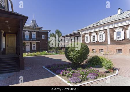 Irkutsk, Russia, 28 agosto 2021: Vecchie case di legno. Queste case sono state ristrutturate e trasferite nell'area dei musei, durante gli eventi di dicembre. Soleggiato Foto Stock