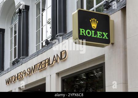 Londra, Regno Unito, 9 maggio 2023: Cartello Rolex fuori da un negozio a Londra. Rolex è un orologiaio di lusso fondato nel 1955 da Hans Wilsdorf e Alfred Davis Foto Stock