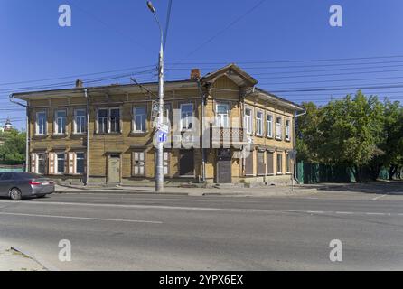 Irkutsk, Russia, 28 agosto 2021: Vecchie case di legno nel centro di Irkutsk. Eventi Street of December. Giornata di sole ad agosto, Europa Foto Stock