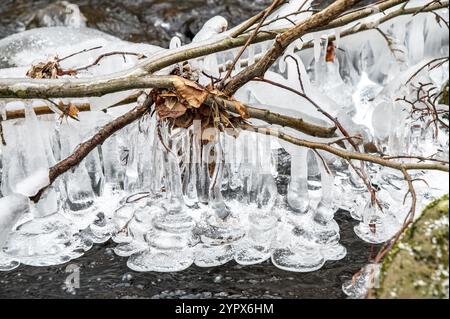 Strutture ghiacciate sul Frozen creek. Ghiaccioli sul flusso d'acqua. Macro, primo piano, dettaglio Foto Stock