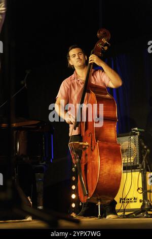 Miquel Angel Rigo concerto jazz, Joan Garcias, (contrabbasso), A Jazz De Mar. Porto Colom, Maiorca, spagna Foto Stock