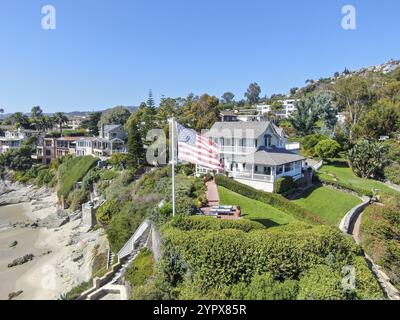 Vista aerea della villa sulla scogliera con bandiera americana a Laguna Beach, costa della California meridionale, Stati Uniti. 22 agosto 2020 Foto Stock