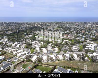 Vista aerea della comunità di case condominiali a Cardiff, città, comunità nella città incorporata di Encinitas in San Diego County, California. STATI UNITI Foto Stock