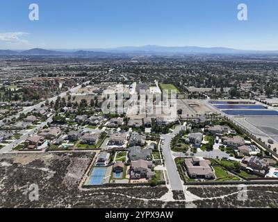 Vista aerea di Rancho Cucamonga, situata a sud delle colline pedemontane delle San Gabriel Mountains e della Angeles National Forest nella contea di San Bernardino, California Foto Stock