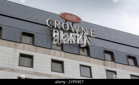 Bratislava, Slovacchia, 3 settembre 2023: L'hotel Crowne Plaza a Bratislava. Il marchio Crowne Plaza è di proprietà di InterContinental Hotels Group (IHG Foto Stock