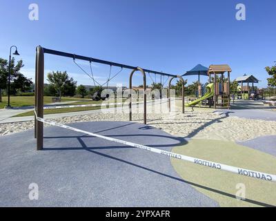 Parco comunale chiuso con parco giochi per bambini a causa del Covid 19. Panico e quarantena da virus coronavirus a San Diego, California, USA, Nord America Foto Stock