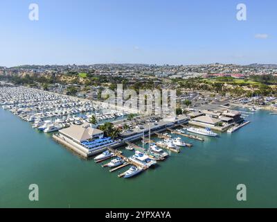 Vista aerea di Dana Point del porto e la sua marina con yacht e barche a vela. sud della Orange County, California. Stati Uniti d'America Foto Stock