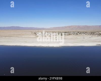 Vista aerea di Bombay Beach e del paesaggio del Salton Sea della California meridionale in California, Stati Uniti. Lago di Rift endorheic del Mare di Salton Foto Stock