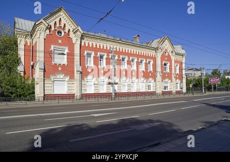 Irkutsk, Russia, 28 agosto 2021: Edificio in stile gotico nel centro di Irkutsk. Questo edificio è stato costruito dal mercante di Irkutsk Bazanov come Foto Stock